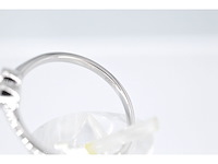 Witgouden ring met een briljant geslepen diamant in hartvorm - afbeelding 5 van  7