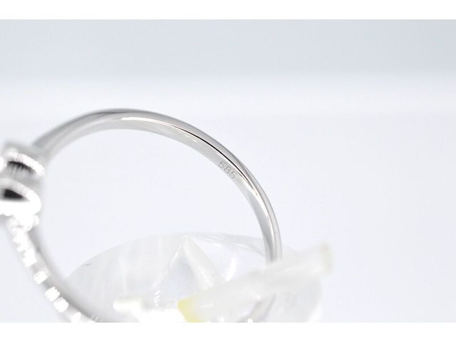 Witgouden ring met een briljant geslepen diamant in hartvorm - afbeelding 5 van  7