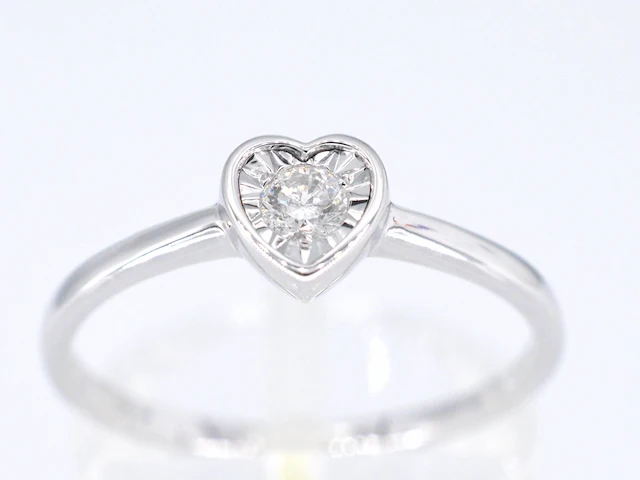 Witgouden ring met een briljant geslepen diamant in hartvorm - afbeelding 1 van  5
