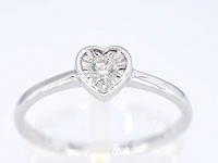 Witgouden ring met een briljant geslepen diamant in hartvorm - afbeelding 1 van  5