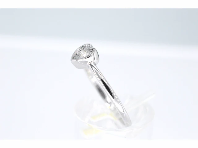 Witgouden ring met een briljant geslepen diamant in hartvorm - afbeelding 3 van  5
