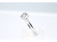 Witgouden ring met een briljant geslepen diamant in hartvorm - afbeelding 3 van  5