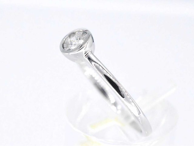 Witgouden ring met een briljant geslepen diamant - afbeelding 4 van  5