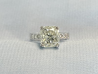 Witgouden ring met een grote natuurlijke diamant van 5.07 carat en natuurlijke briljant geslepen diamanten - afbeelding 1 van  7