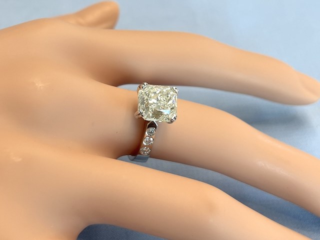 Witgouden ring met een grote natuurlijke diamant van 5.07 carat en natuurlijke briljant geslepen diamanten - afbeelding 2 van  7