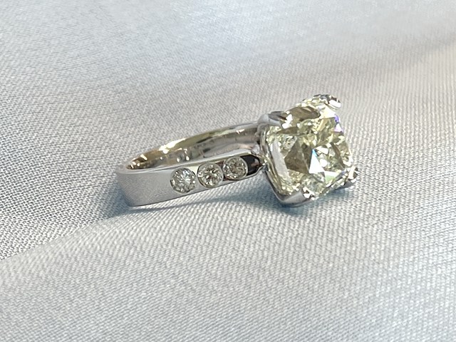 Witgouden ring met een grote natuurlijke diamant van 5.07 carat en natuurlijke briljant geslepen diamanten - afbeelding 4 van  7