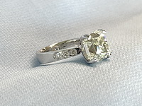 Witgouden ring met een grote natuurlijke diamant van 5.07 carat en natuurlijke briljant geslepen diamanten - afbeelding 4 van  7