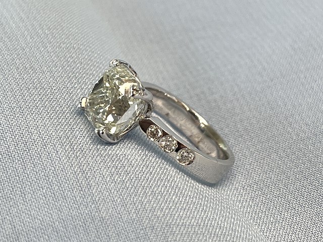 Witgouden ring met een grote natuurlijke diamant van 5.07 carat en natuurlijke briljant geslepen diamanten - afbeelding 5 van  7