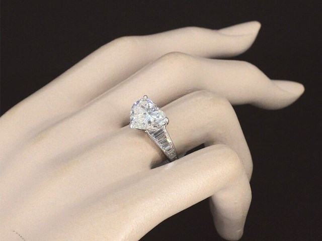 Witgouden ring met een heart shape diamant van 5.04 carat met hrd certificaat - afbeelding 4 van  11