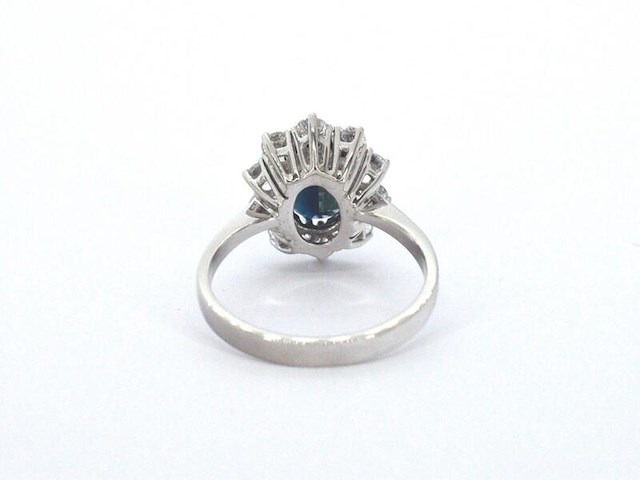 Witgouden ring met een natuurlijke saffier en natuurlijke diamanten - afbeelding 10 van  12