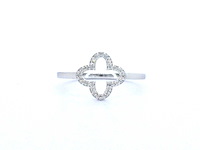 Witgouden ring met een open klaver vier motief gezet met diamanten