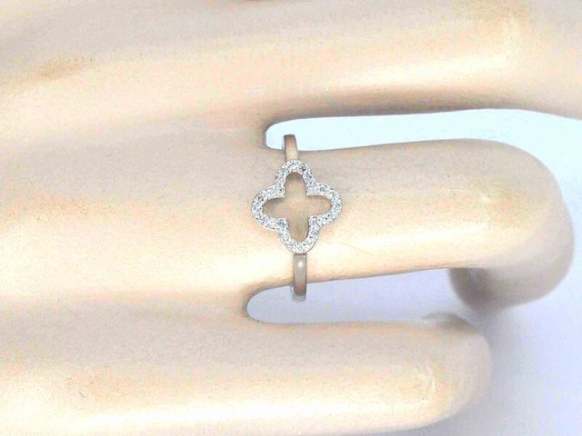 Witgouden ring met een open klaver vier motief gezet met diamanten - afbeelding 3 van  10
