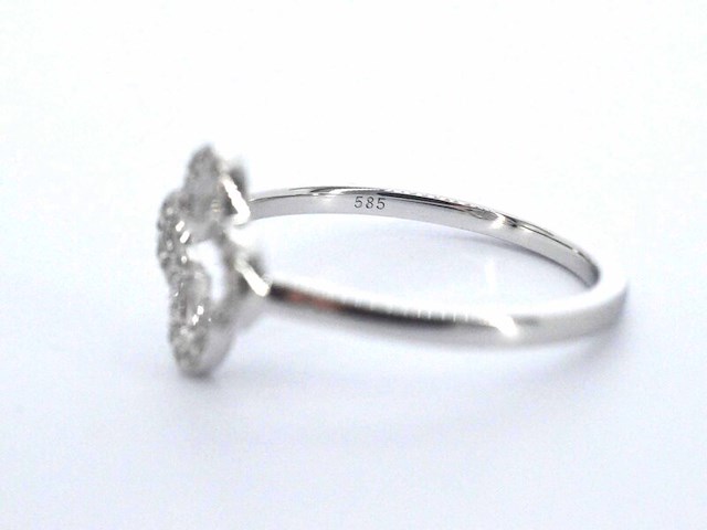 Witgouden ring met een open klaver vier motief gezet met diamanten - afbeelding 8 van  10
