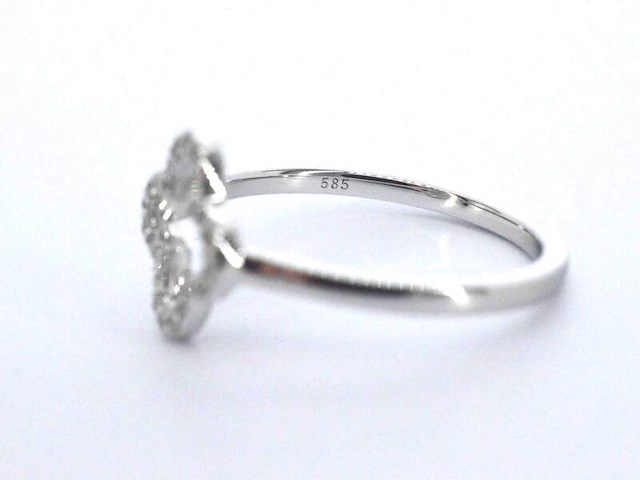 Witgouden ring met een open klaver vier motief gezet met diamanten - afbeelding 8 van  10