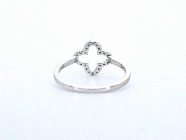 Witgouden ring met een open klaver vier motief gezet met diamanten - afbeelding 7 van  10