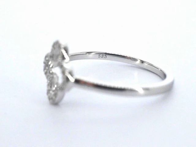Witgouden ring met een open klaver vier motief gezet met diamanten - afbeelding 8 van  10