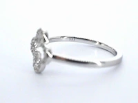 Witgouden ring met een open klaver vier motief gezet met diamanten - afbeelding 8 van  10
