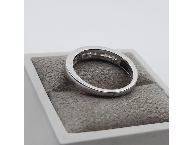 Witgouden ring met een railzetting, 18 karaats - afbeelding 3 van  13