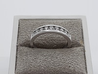 Witgouden ring met een railzetting, 18 karaats - afbeelding 1 van  13