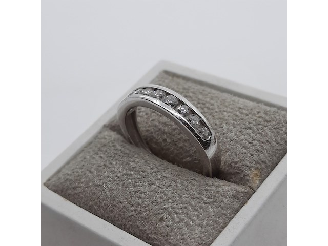 Witgouden ring met een railzetting, 18 karaats - afbeelding 7 van  13