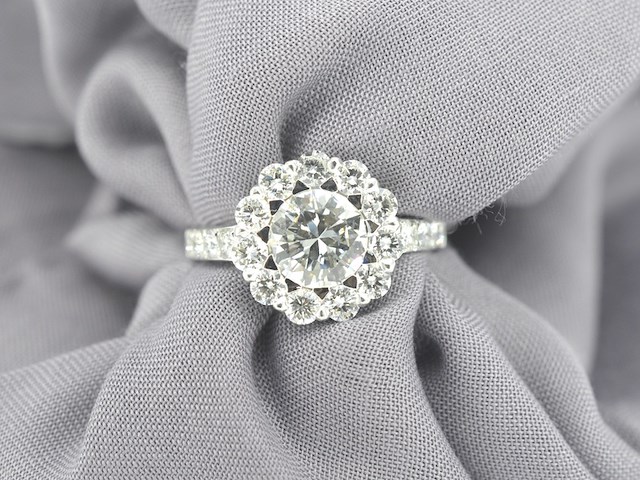 Witgouden ring met grote diamanten - afbeelding 1 van  10