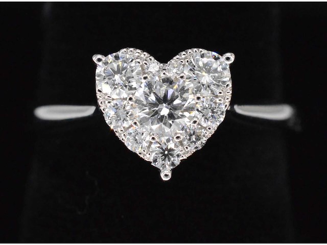 Witgouden ring met hartvorm diamanten - afbeelding 1 van  7