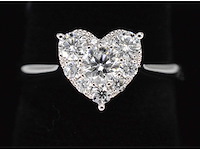 Witgouden ring met hartvorm diamanten