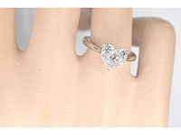 Witgouden ring met hartvorm diamanten - afbeelding 2 van  7