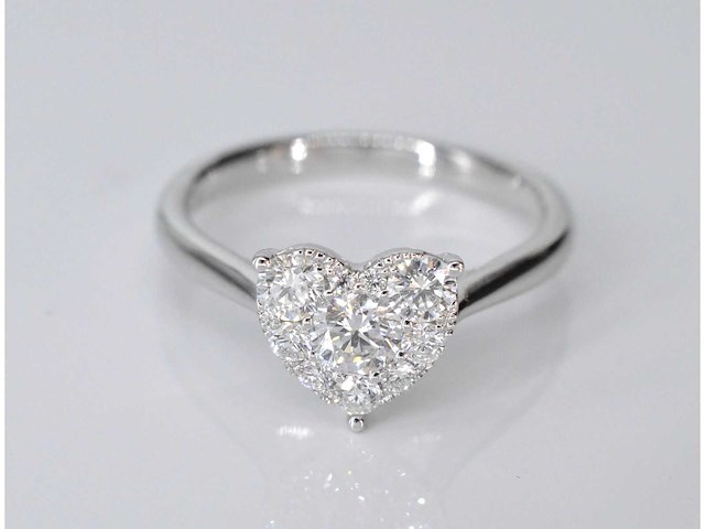 Witgouden ring met hartvorm diamanten - afbeelding 4 van  7