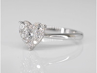 Witgouden ring met hartvorm diamanten - afbeelding 5 van  7
