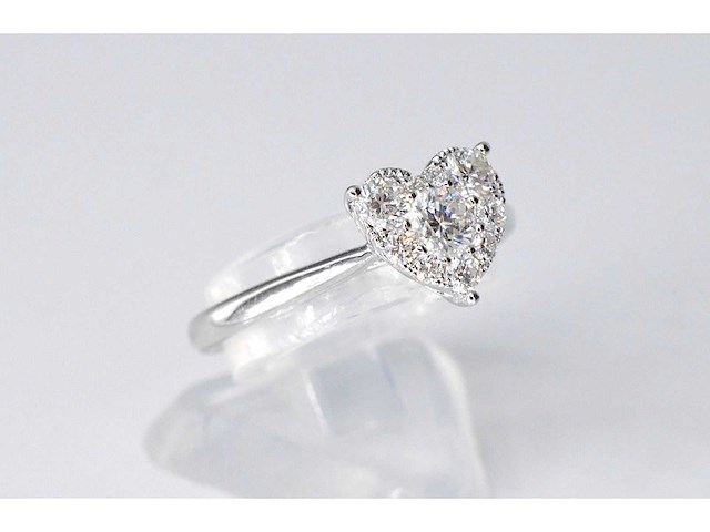 Witgouden ring met hartvorm diamanten - afbeelding 6 van  7