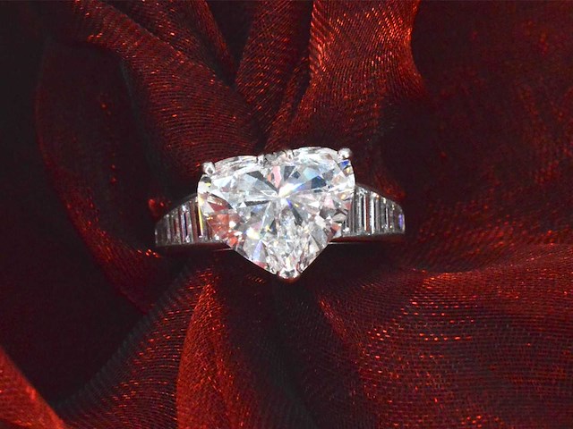 Witgouden ring met heart shape diamant 5.04 carat hrd gecertificeerd - afbeelding 1 van  10