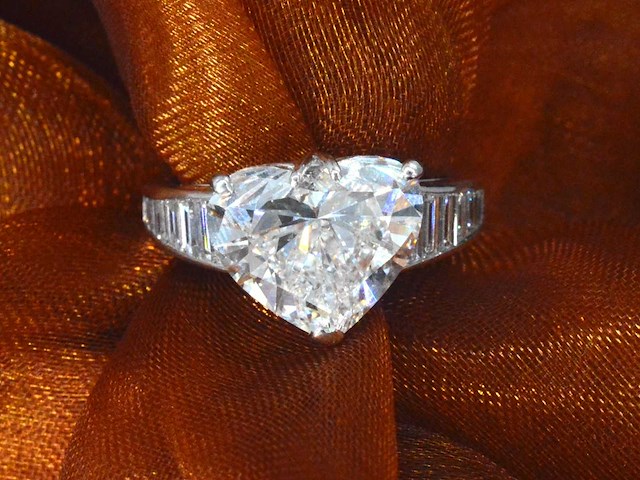 Witgouden ring met heart shape diamant 5.04 carat hrd gecertificeerd - afbeelding 7 van  10