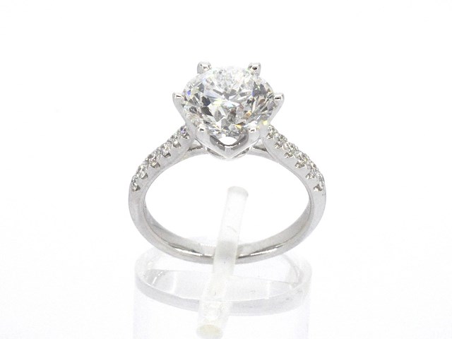 Witgouden ring met natuurlijke diamanten en een grote briljant geslepen diamant van 2.25 carat - afbeelding 1 van  10