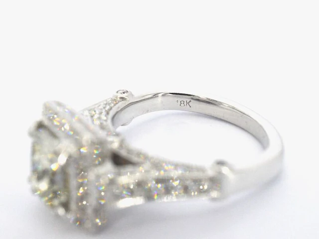 Witgouden ring met natuurlijke diamanten waarvan een grote radiant geslepen diamant en meerdere kleine briljanten - afbeelding 2 van  12