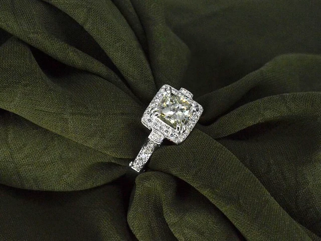 Witgouden ring met natuurlijke diamanten waarvan een grote radiant geslepen diamant en meerdere kleine briljanten - afbeelding 1 van  12