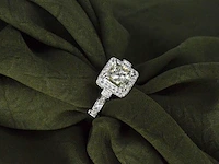 Witgouden ring met natuurlijke diamanten waarvan een grote radiant geslepen diamant en meerdere kleine briljanten