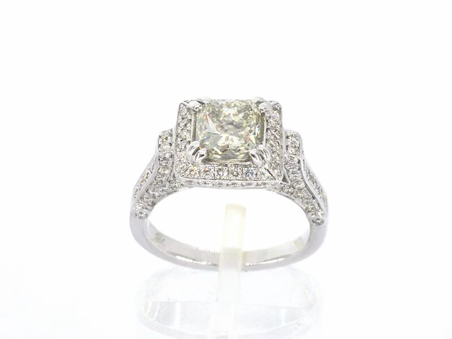Witgouden ring met natuurlijke diamanten waarvan een grote radiant geslepen diamant en meerdere kleine briljanten - afbeelding 6 van  12