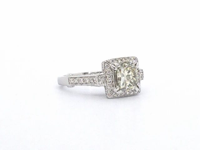 Witgouden ring met natuurlijke diamanten waarvan een grote radiant geslepen diamant en meerdere kleine briljanten - afbeelding 9 van  12