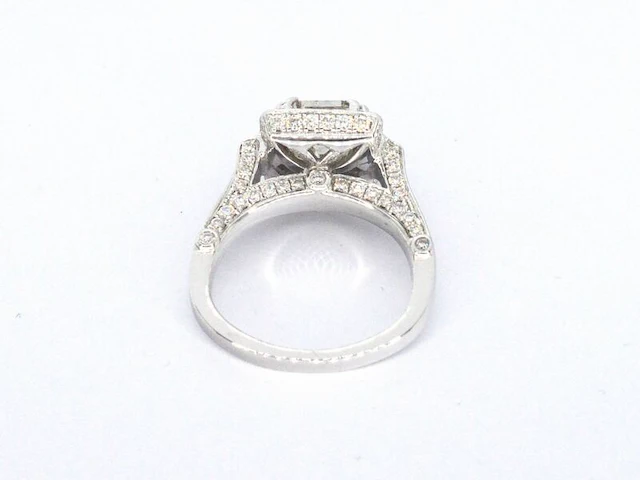 Witgouden ring met natuurlijke diamanten waarvan een grote radiant geslepen diamant en meerdere kleine briljanten - afbeelding 12 van  12