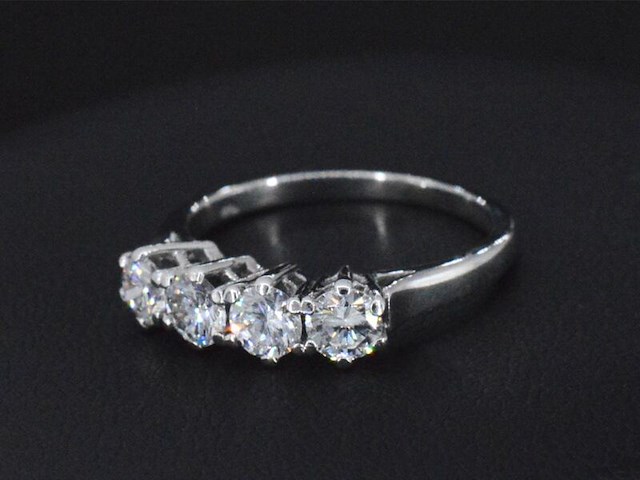 Witgouden ring met natuurlijke diamanten - afbeelding 1 van  6