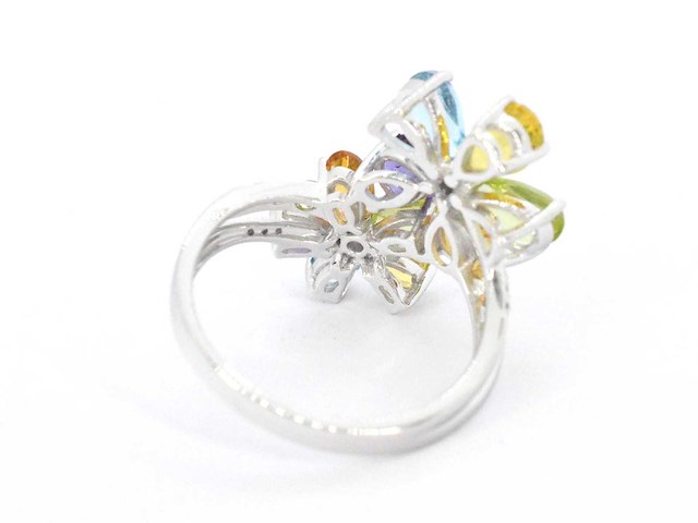 Witgouden ring met verschillende soorten edelstenen - afbeelding 9 van  10