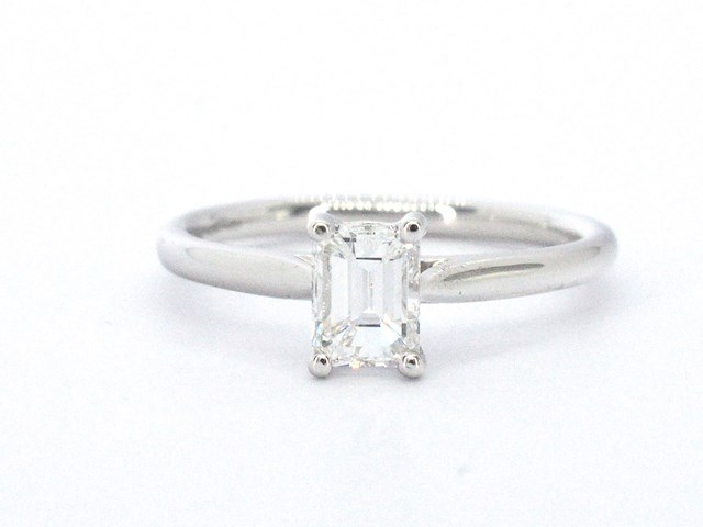 Witgouden ring van 18 carat met een emerald geslepen diamant met gia certificaat - afbeelding 1 van  11