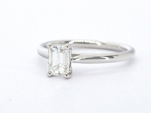 Witgouden ring van 18 carat met een emerald geslepen diamant met gia certificaat - afbeelding 9 van  11