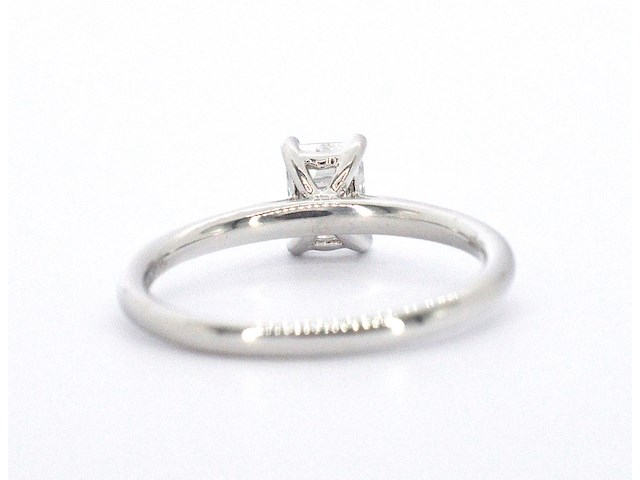 Witgouden ring van 18 carat met een emerald geslepen diamant met gia certificaat - afbeelding 10 van  11