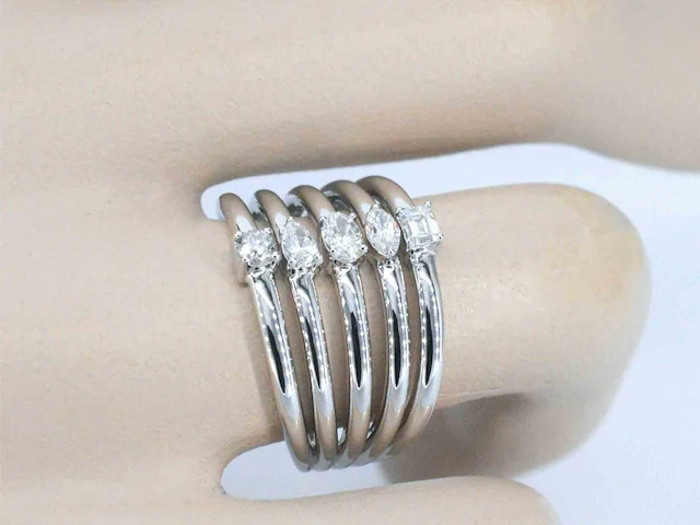 Witgouden ring vijf diamanten - afbeelding 3 van  11