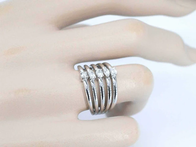 Witgouden ring vijf diamanten - afbeelding 4 van  11