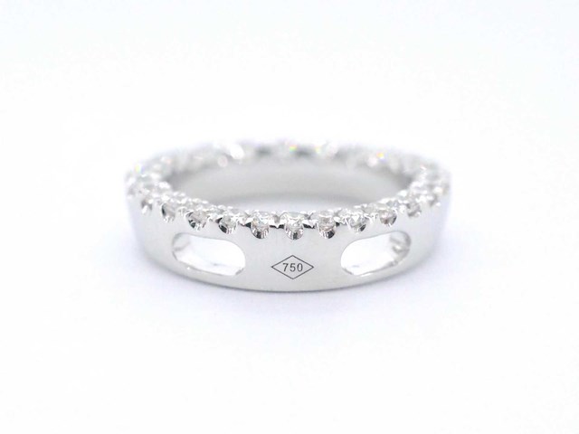 Witgouden ronde hanger met briljant geslepen diamanten - afbeelding 8 van  8