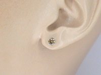 Witgouden solitair oorbellen met champagne diamanten - afbeelding 2 van  7