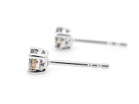 Witgouden solitair oorbellen met champagne diamanten - afbeelding 4 van  7